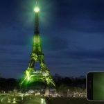 Tháp Eiffel bất ngờ chuyển qua màu xanh vì biến đổi khí hậu