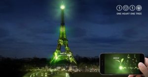 Tháp Eiffel bất ngờ chuyển qua màu xanh vì biến đổi khí hậu