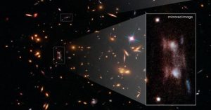 NASA/ESA chụp được “quái vật” bẻ cong không thời gian, “xé” thiên hà làm 3