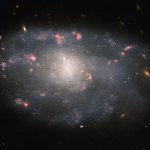 Kính Hubble chụp ảnh thiên hà vô định hình