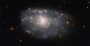 Kính Hubble chụp ảnh thiên hà vô định hình