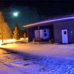 Lắp camera ở sân sau, người đàn ông tình cờ ghi lại khoảnh khắc “nghìn năm mới có một”