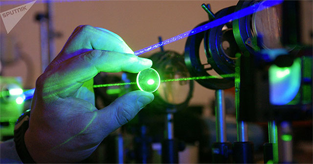 Máy laser công suất 100 triệu tỷ watt có thể xé rách chân không