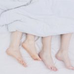 Tại sao thò bàn chân ra khỏi chăn giúp bạn ngủ ngon hơn?