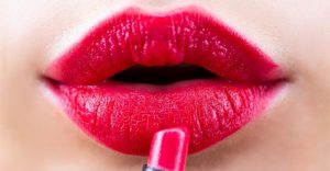 Điều gì có thể xảy ra khi bạn nuốt son môi?