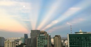 Tia nắng hình rẻ quạt gây chú ý trên bầu trời Sài Gòn