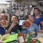 Đây là cách một bữa tiệc pizza diễn ra trên Trạm vũ trụ quốc tế cách Trái đất 400km