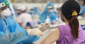 Sau khi tiêm vắc xin phòng Covid-19 cần theo dõi bao lâu để biết đã an toàn?