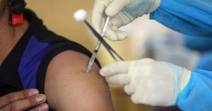 Tiêm mũi hai chậm hơn khuyến cáo có bị giảm hiệu quả vaccine Covid-19?