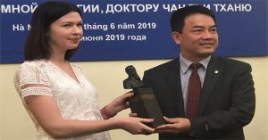 Tặng bức tượng Viện sĩ Igor Kourchatov cho Tiến sĩ Trần Chí Thành