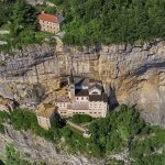 Toà nhà độc đáo lơ lửng giữa vách núi cao 774 mét ở Italia