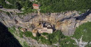 Toà nhà độc đáo lơ lửng giữa vách núi cao 774 mét ở Italia