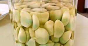 Tỏi ngâm dấm chuyển màu xanh có nên ăn?