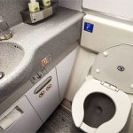 Vì sao không được đi vệ sinh lúc máy bay cất cánh và hạ cánh?