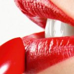 Dùng nhiều son môi khiến phụ nữ giảm thông minh?