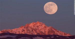 Mãn nhãn với hình ảnh “Trăng Sói” – Kỳ trăng đầu tiên của năm 2022