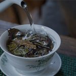Tráng trà là gì? Những điều bạn nên biết về tác dụng của tráng trà