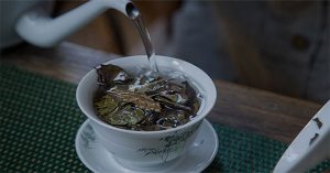 Tráng trà là gì? Những điều bạn nên biết về tác dụng của tráng trà
