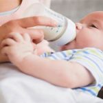 Vì sao trẻ bú bình có nhiều khả năng thuận tay trái?