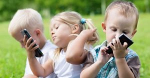 Nghiên cứu mới: Trẻ thiếu tập trung do xem điện thoại quá nhiều