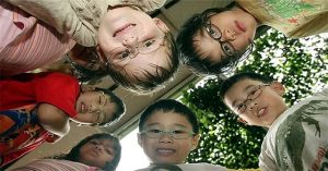 Chiếc kính phát ánh sáng tím ngăn cận thị