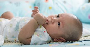 Giải mã thói quen ngậm mút tay ở trẻ