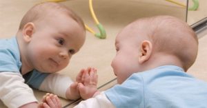 Sự thật ít ai biết khi trẻ lần đầu nhìn vào gương