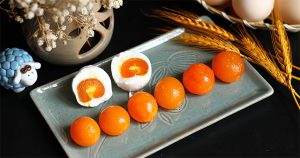 Ăn trứng muối có tốt không? Những ai không nên ăn loại trứng này?