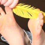 Vì sao bạn không thể cù chính mình?