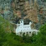 Độc đáo tu viện “cheo leo” bên vách núi ở Montenegro