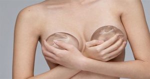 Đi máy bay có khiến túi ngực bị vỡ? Xem bác sĩ thế giới nói gì?