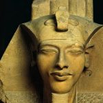 Đầu tượng thạch cao của vua Akhenaten được khai quật tại Ai Cập