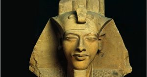 Đầu tượng thạch cao của vua Akhenaten được khai quật tại Ai Cập