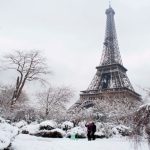 Paris tráng lệ với đợt tuyết rơi kỷ lục trong ba thập kỷ