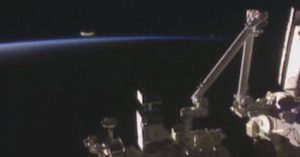 Video: Ghi được cảnh UFO bay vọt qua trạm ISS?
