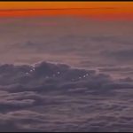 Phi công ghi lại cảnh bất thường trên bầu trời, nghi ngờ là UFO