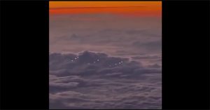 Phi công ghi lại cảnh bất thường trên bầu trời, nghi ngờ là UFO