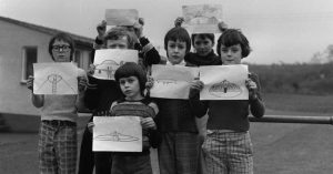 UFO bí ẩn trên sân trường khiến cả lớp học hoảng sợ ở Wales