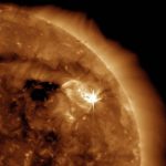 Trùng hợp kinh ngạc giữa vệt sáng trên Mặt trời và UFO