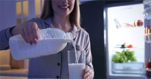 Những người không nên uống sữa vào buổi tối