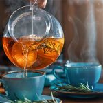 Tại sao nên uống trà ấm nhiều hơn vào mùa hè?