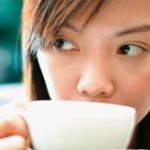 Uống 4 cốc cà phê mỗi ngày giảm 25% khả năng có con