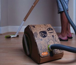 Máy hút bụi bằng giấy các tông đầu tiên