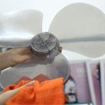 Tại sao quạt máy quay sau một thời gian lại có nhiều bụi bám trên cánh quạt?