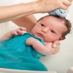 Cách vệ sinh mắt, mũi, tai, cuống rốn cho trẻ sơ sinh