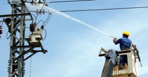 Hình ảnh thợ điện EVN vệ sinh đường dây điện bằng nước áp lực cao