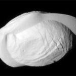 Hình ảnh rõ nhất về vệ tinh giống UFO của Sao Thổ