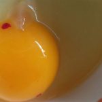 Đập trứng gà ra bát thấy có vệt đỏ như máu, nên ăn hay bỏ đi?