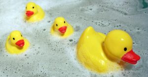 Thả vịt cao su vào trong bồn tắm để chơi đùa thực sự nguy hiểm hơn bạn tưởng