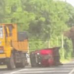 Voi khổng lồ nổi điên, húc đổ xe chở du khách ở giữa đường